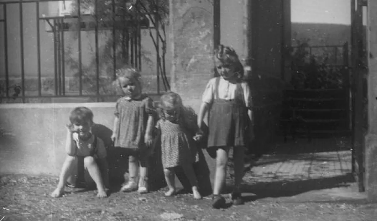 de gauche à droite. Jacques, Odile, Marie-Christine, Thérèse devant le 12 rue Noth. Saverne. 1946.